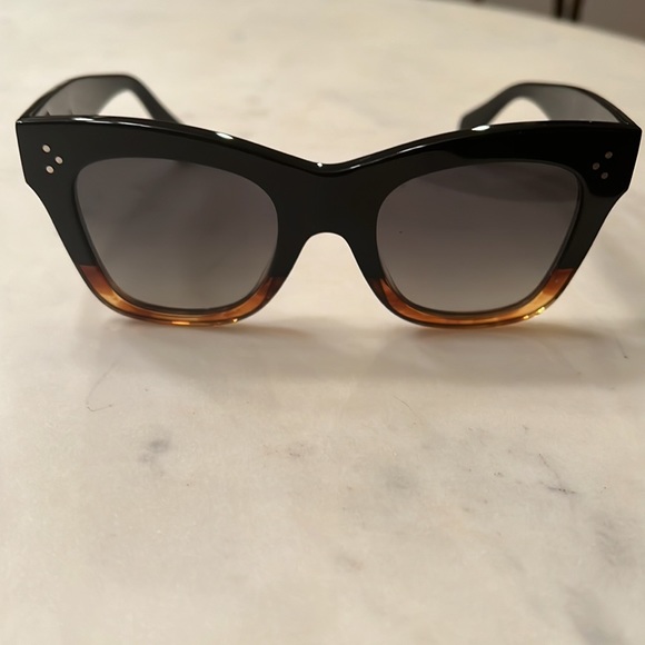 Barely worn Celine Wayfarer tortoise shell sunglasses with case. - Picture 4 of 6